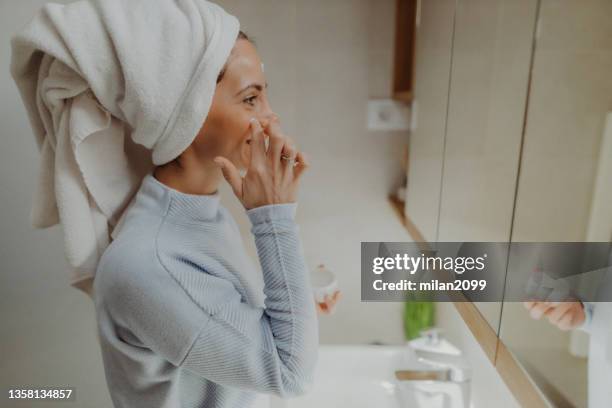 skin care - pores stockfoto's en -beelden