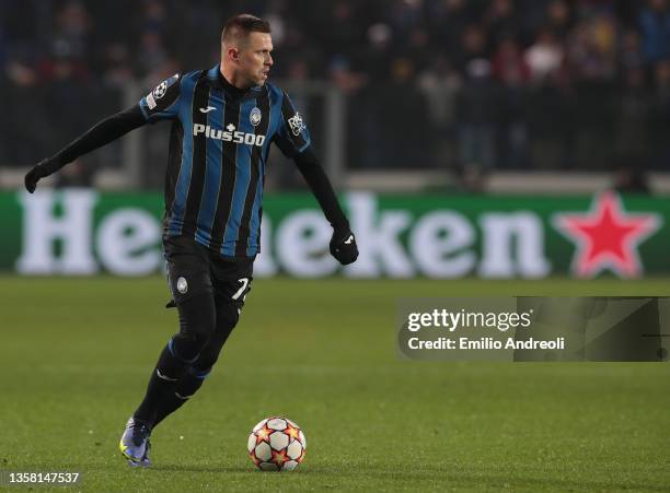 Josip Ilicic of Atalanta BC in action during the UEFA Champions League group F match between Atalanta and Villarreal CF at Gewiss Stadium on December...