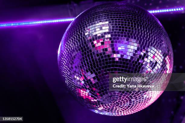 nightclub disco ball in very peri, color of the year 2022 - globo espelhado imagens e fotografias de stock