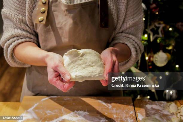 dough - lady cooking confused stock-fotos und bilder