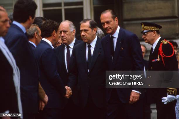 Charles Pasqua, ministre de l'intérieur et Jacques Chirac, premier ministre, participent aux obsèques de Marcel Basdevant tué lors des attentas...