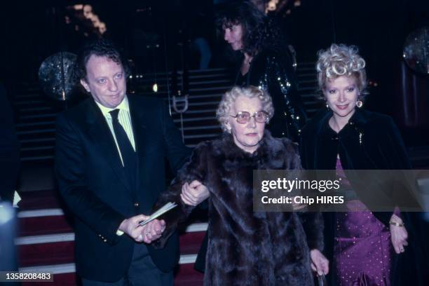 Paul Lederman etla mère de Coluche lors des victoires de la musique au Moulin Rouge, le 22 novembre 1986.