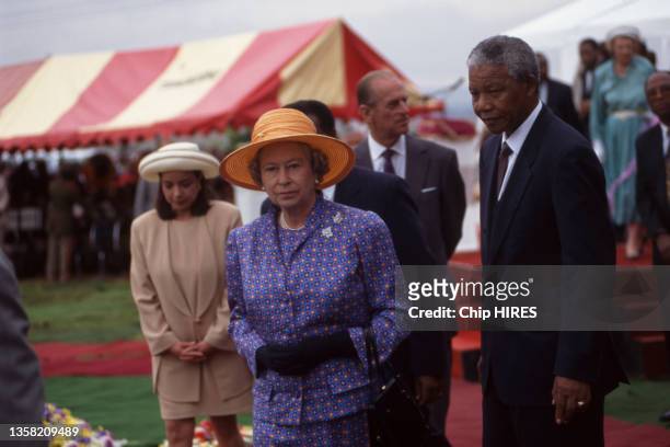 La Reine Elizabeth II et le Président de la République d'Afrique du Sud Nelson Mandela de sa visite officielle, en mars 1995.