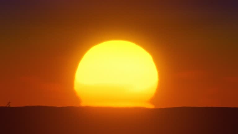 https://media.gettyimages.com/id/135821216/video/africa-timelapse-african-sunrise-with-big-sun-and-inferior-mirage.jpg?b=1&s=640x640&k=20&c=InpnymjwglaFb0hWqZrDu-8qrwirzHdrMLhptSC5zIE=