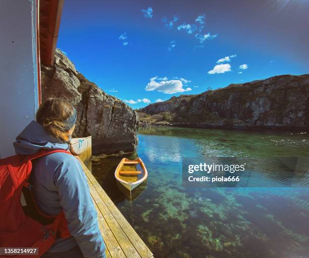 avventure all'aria aperta per donne: escursioni in norvegia vicino a un fiordo - bergen foto e immagini stock