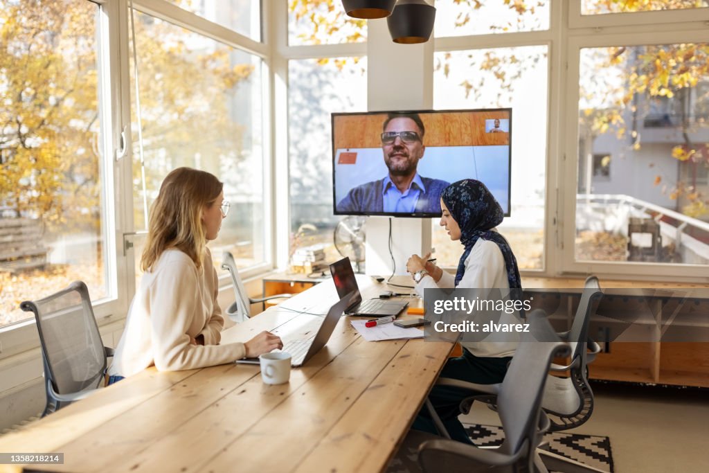 スタートアップオフィスでビデオ会議を開くビジネスの同僚