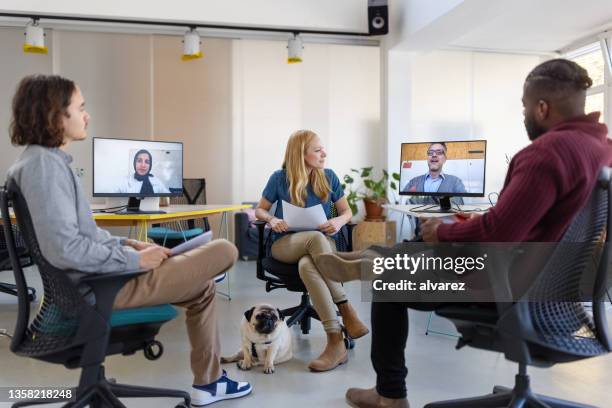 unternehmer mit hybridem treffen im startup-büro - kommunikation aktivität stock-fotos und bilder