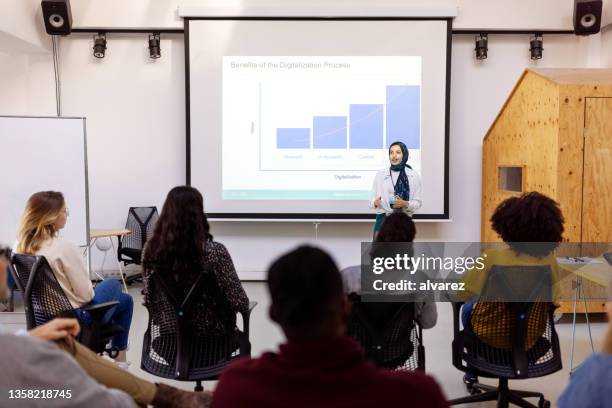 nahöstliche geschäftsfrau hält einen vortrag im seminar - emcee stock-fotos und bilder