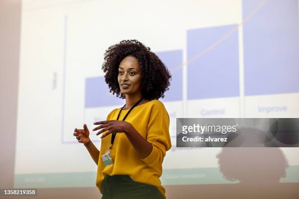woman entrepreneur at seminar giving presentation - 分析 個照片及圖片檔
