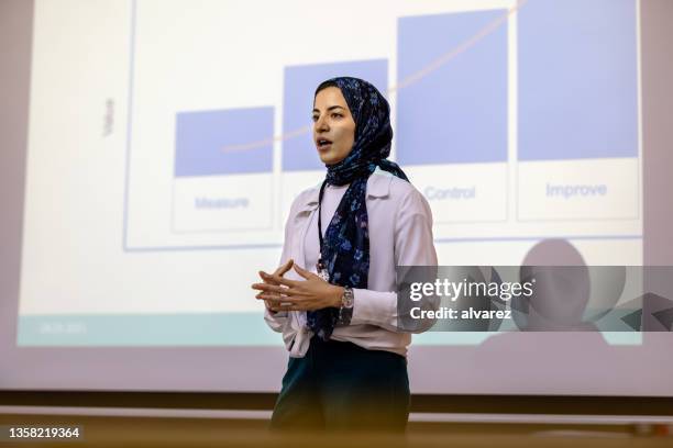 selbstbewusste geschäftsfrau hält präsentation während des seminars - woman hijab stock-fotos und bilder