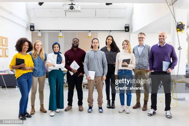 porträt eines selbstbewussten startup-business-teams - porträt auszubildender stock-fotos und bilder