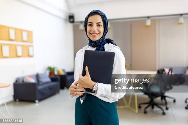 retrato de una empresaria de oriente medio en la oficina - scarf fotografías e imágenes de stock