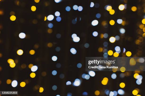 christmas lights. festive new year blurred white, golden yellow, blue and black background. beautiful sparkling backdrop, texture. bokeh. copy space. template. trendy shades. xmas. - blue confetti stockfoto's en -beelden