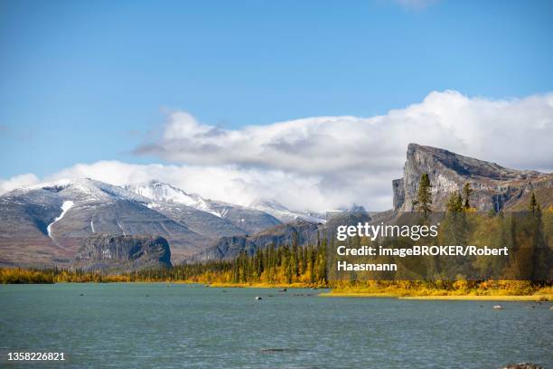 lake laitaure, with the mountains skierffe and nammatj, sarek national park, laponia, lapland, sweden - nationalpark sarek stock-fotos und bilder