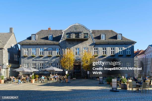 slate facade on the kaiserringhaus, market square, goslar, unesco world heritage site, harz mountains, lower saxony, germany - goslar stockfoto's en -beelden