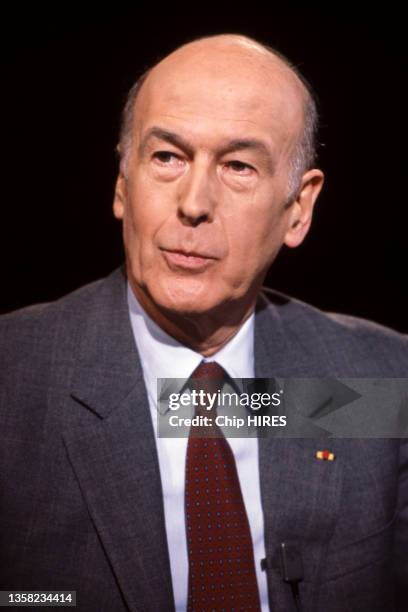 Ex président de la République Valéry Giscard d'Estaing sur le plateau de l'émission de télévision "7 sur 7", le 01 novembre 1987.