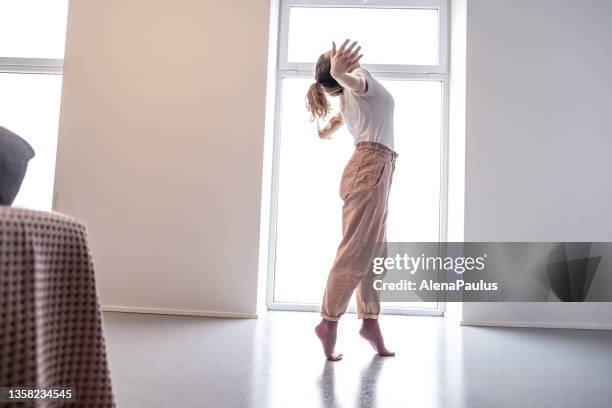 woman relaxing at home - the feldenkrais method - fisioterapia neurológica imagens e fotografias de stock