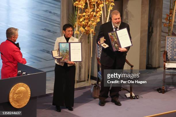 Nobel Peace Prize Awarded Maria Ressa and Dmitri Mouratov pose with their awards during the Nobel Peace Prize ceremony 2021 at Oslo City Town Hall on...