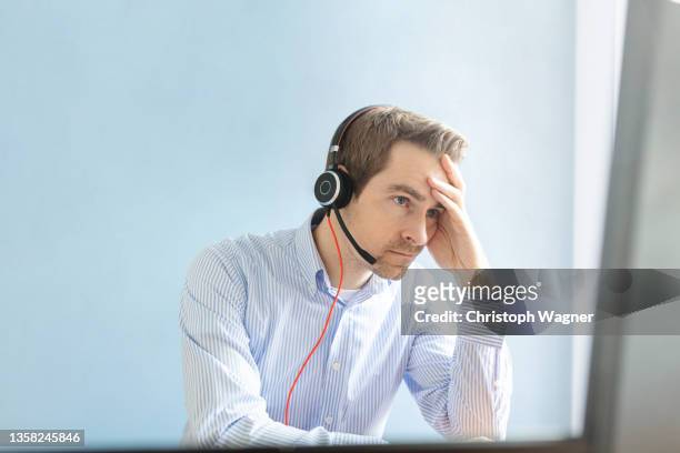 home office - mann - business mann laptop stock pictures, royalty-free photos & images