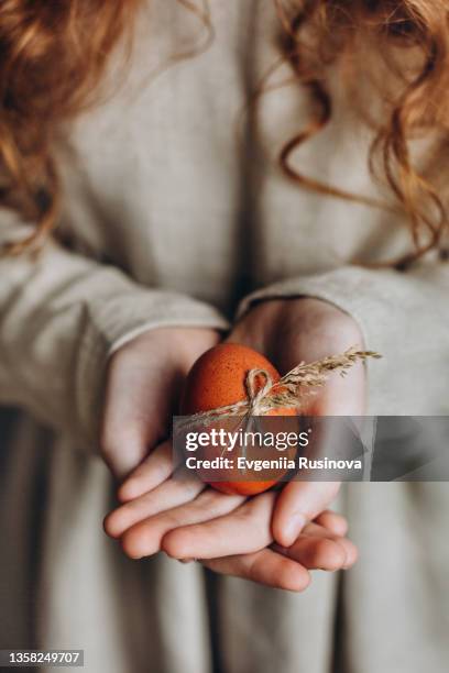 easter egg in children's hands - happy easter in russian stock pictures, royalty-free photos & images