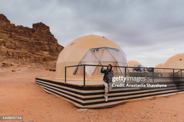 weibliche reisende genießt einen morgen im camp in der wüste wadi rum - bedouin stock-fotos und bilder