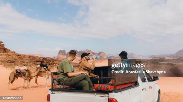 junge freunde bereiten die 4x4-fahrzeugtour in der wüste wadi rum vor - arab driving stock-fotos und bilder