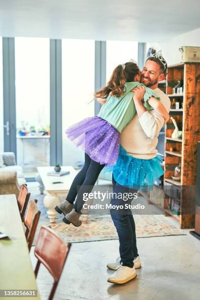 foto de un padre y una hija abrazados mientras practican una rutina de baile juntos en casa - tutú fotografías e imágenes de stock