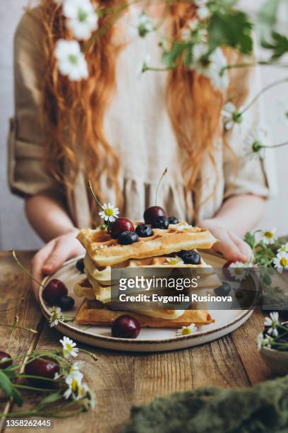belgian waffles - wooden table kids stockfoto's en -beelden