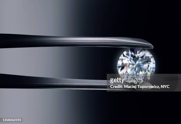 View of the diamond hold in tweezer.