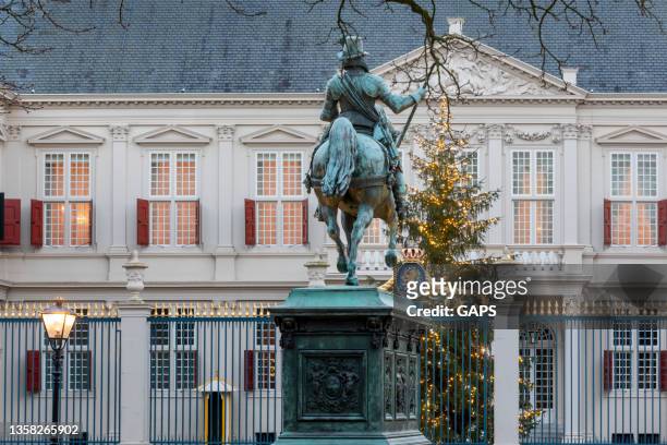christmas tree at noordeinde palace seen from the publicly accessible shopping street - noordeinde palace stock pictures, royalty-free photos & images
