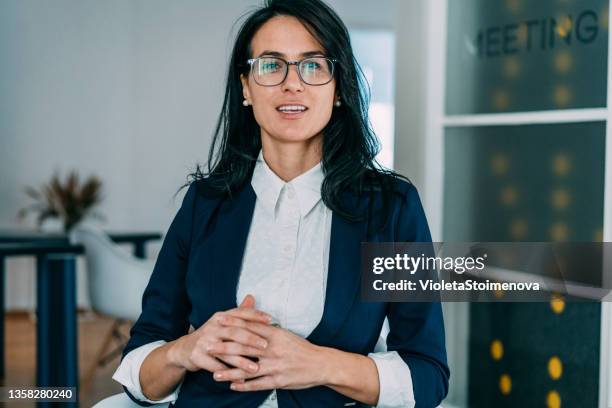 mujer de negocios hablando durante la videollamada en la oficina. - presenter fotografías e imágenes de stock