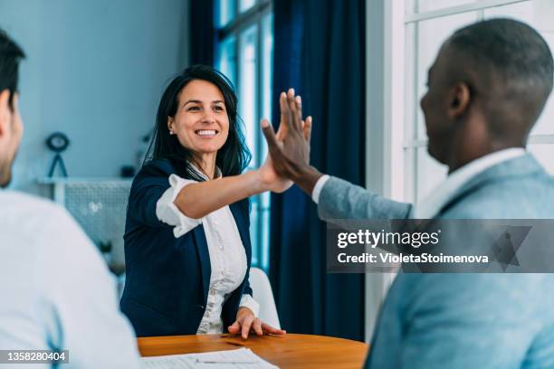 motivar al equipo. - loyalty fotografías e imágenes de stock