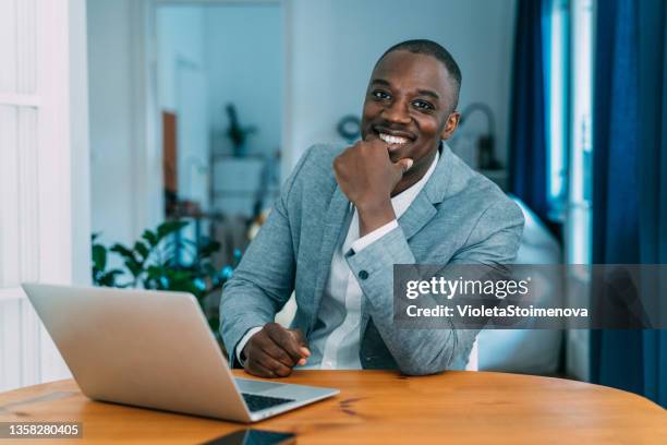 uomo d'affari fiducioso nel suo ufficio. - african american foto e immagini stock