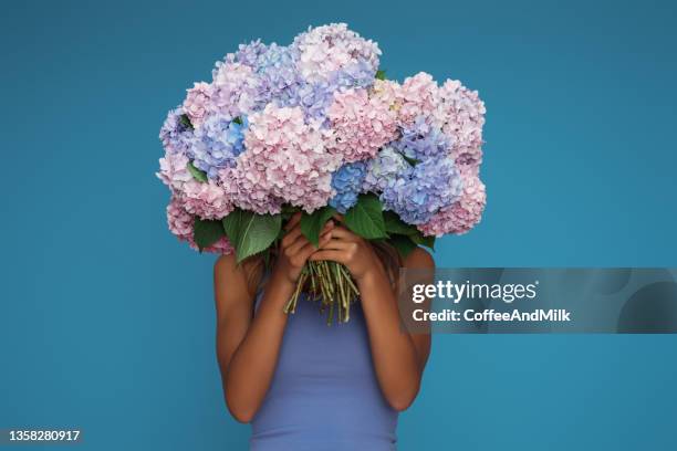 woman holding a bouquet of flowers - hydrangea lifestyle stockfoto's en -beelden