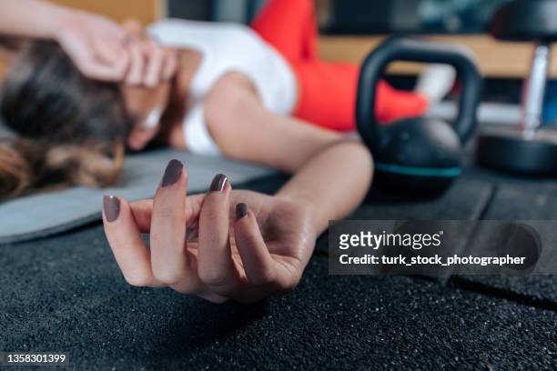 joven cansada después de los deportes extremos tirada en el suelo. - fainting fotografías e imágenes de stock