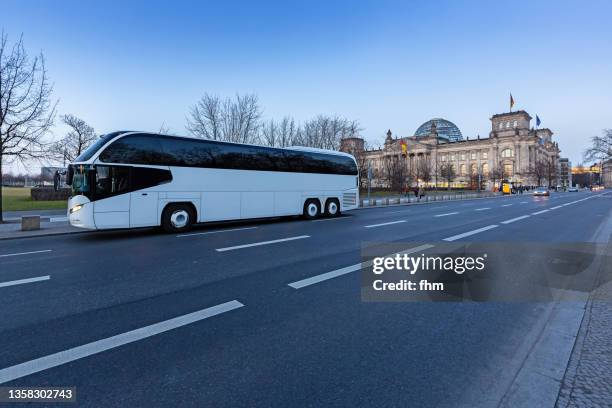 reichstag building with large bus (deutscher bundestag, berlin/ germany) - coach bus 個照片及圖片檔