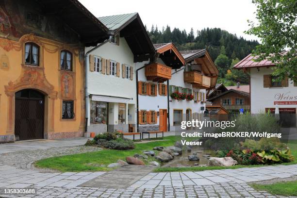 fountain, lueftlmalerei, row of houses, im gries, mittenwald, upper bavaria, bavaria, germany - mittenwald bildbanksfoton och bilder