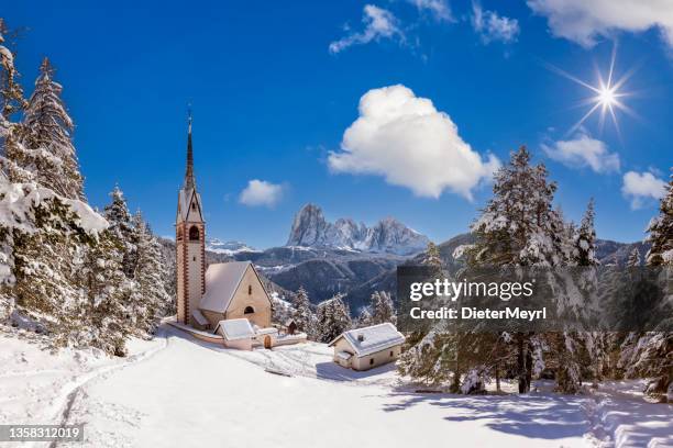 chiesa di san giacomo sopra la val gardena nelle dolomiti - chiesa di san giacomo in ortisei - valley foto e immagini stock