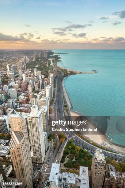 chicago und lake michigan bei sonnenuntergang - lake shore drive chicago stock-fotos und bilder