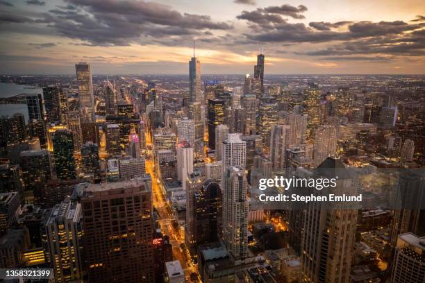 downtown chicago bei sonnenuntergang - loop stock-fotos und bilder