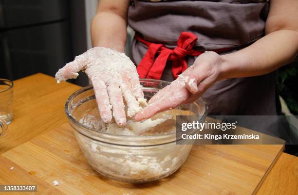 dirty hands - lady cooking confused imagens e fotografias de stock