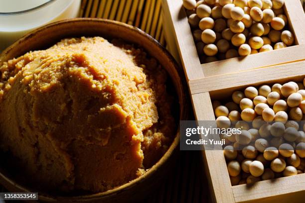 veganes essen aus sojabohnen, einer typischen hausmannskost in japan. - miso stock-fotos und bilder
