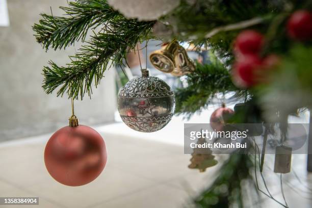 decoration on noel pine tree - smällkaramell bildbanksfoton och bilder