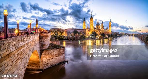 sonnenuntergang in zaragoza mit basilika el pilar - ebro river stock-fotos und bilder