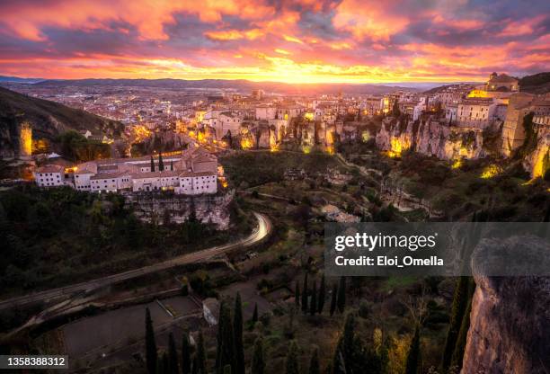 sonnenuntergang in cuenca in kastilien-la mancha, spanien - cuenco stock-fotos und bilder