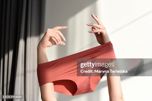 10.609 fotos de stock e banco de imagens de Woman With Pants In Hand -  Getty Images