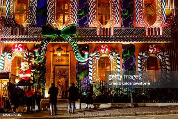 lebkuchenhausfassade von annabel's club in mayfair, london, weihnachtlich geschmückt - annabel's club london stock-fotos und bilder