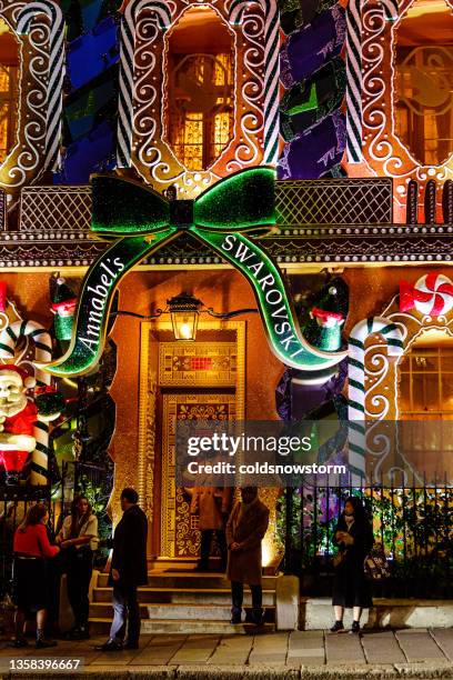 fachada da casa de gengibre do clube de annabel em mayfair, londres, decorada para o natal - annabel's club london - fotografias e filmes do acervo