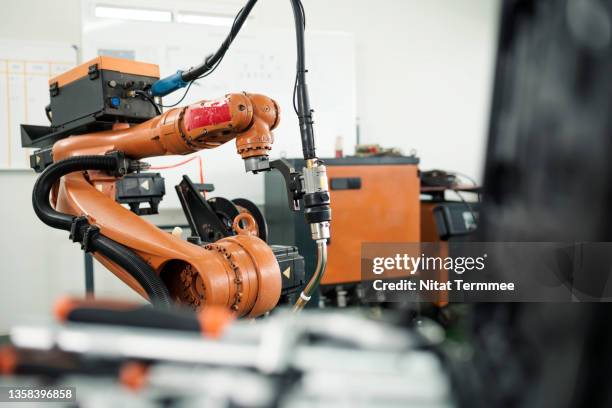 integrate robots welding in flexible manufacturing systems. automated arc welding robots in production line simulation for engineering parts welding process. - maschinenbau stock-fotos und bilder