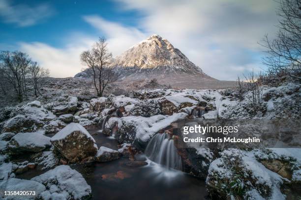 glencoe in winter - alte terre scozzesi foto e immagini stock